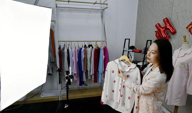 标题：时尚达人的秘密武器：网红助手自助下单功能如何重塑时尚产业生态链